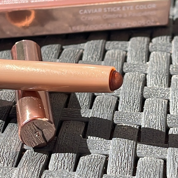 Laura Mercier - Caviar Stick Eye Shadow - Forbidden Rose - Picture 3 of 16